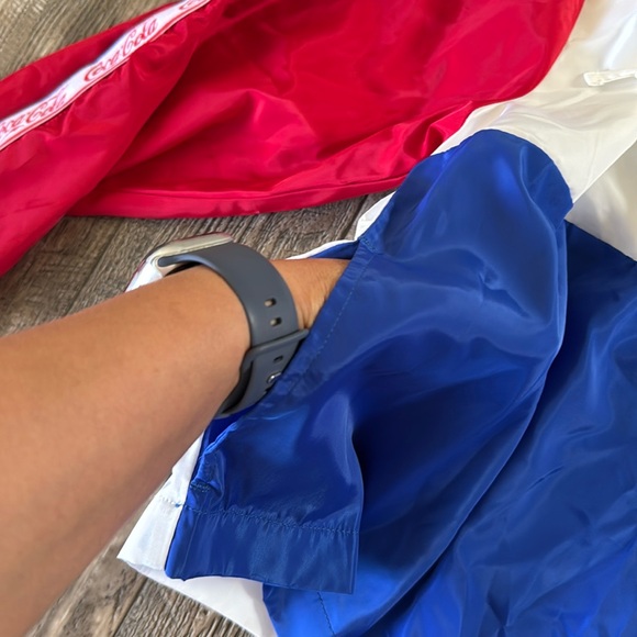 Coca-Cola Women or men
Windbreaker Jacket Size 2XL
Lightweight Pullover hood - Picture 9 of 15